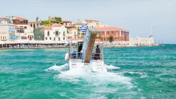 Χανιά Κρήτη Ελλάδα Σκάφος Αναχωρώντας Από Λιμάνι Μια Ηλιόλουστη Μέρα — Αρχείο Βίντεο