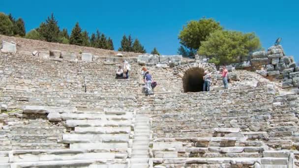 塞尔丘克土耳其以弗索斯大理石法院竞技场与人们步行和观光古代考古遗址 — 图库视频影像