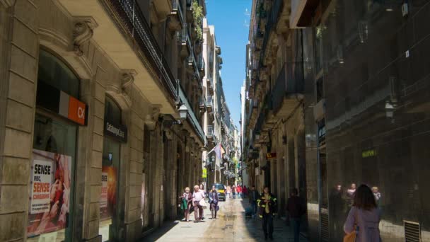 Barcelona España Calles Estrechas Frente Rambla Con Gente Caminando — Vídeos de Stock