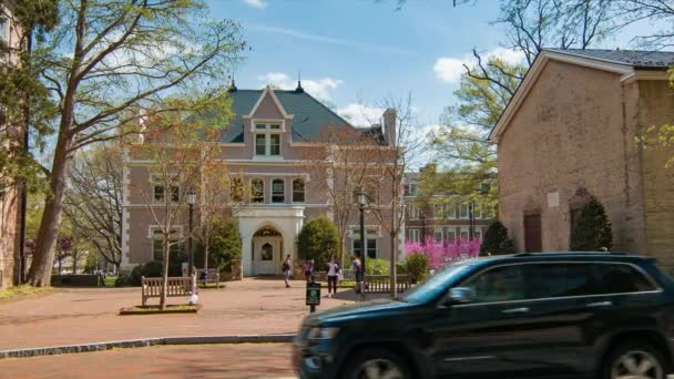 University North Carolina Chapel Hill Scene Campus Building Zewnątrz Uczniami — Wideo stockowe