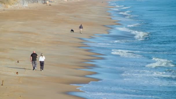 Atlantische Oceaan Golven Breken Outer Banks Strand Zand Met Mensen — Stockvideo