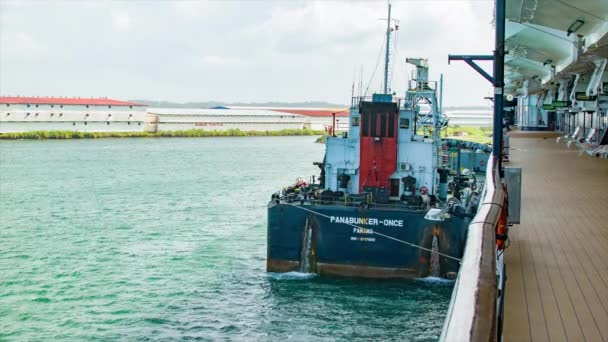 在巴拿马科隆 一艘当地巴拿马船在加勒比港口用柴油加油的游轮 — 图库视频影像