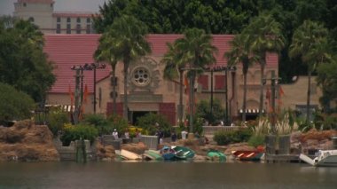 Orlando, Florida Seaworld Macera Parkı'nda Liman Alanı boyunca Yürüyüş İnsanlar Tanınmayan Kalabalık. Çekim Geniş Çekime Yakınlaştırma ve Telefoto Kırpma'ya Geri Yakınlaştırma içerir.