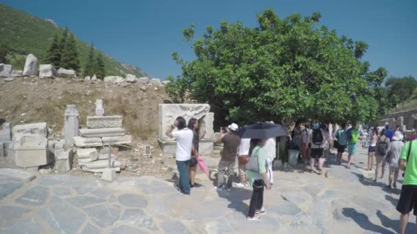 塞尔丘克土耳其耐克女神的胜利大理石雕像地标在古城埃菲索斯与游客观光的热门古代景点 — 图库视频影像