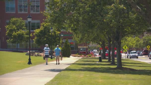 Durham Ludzie Chodzenie Przez Tobacco Campus Park Ustawienie Zakupy Zwiedzanie — Wideo stockowe