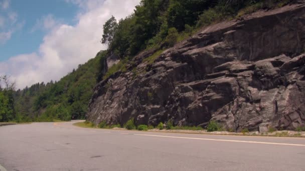 北卡罗莱纳州西部阿什维尔和韦恩斯维尔之间美丽的蓝岭大道的风景画 — 图库视频影像