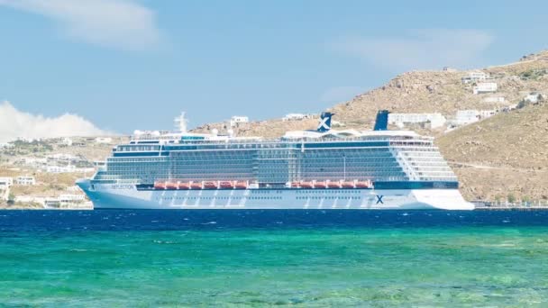 Ünlü Reflection Cruise Ship Mykonos Yunanistan Güneşli Bir Gün Mavi — Stok video