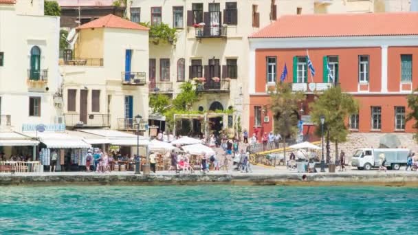 哈尼亚克里特岛希腊老海滨小镇场景与游客观光周围的历史希腊建筑在夏季 — 图库视频影像
