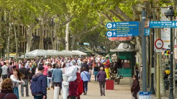 バルセロナスペインで人気のランブラス通りを歩く観光客 — ストック動画