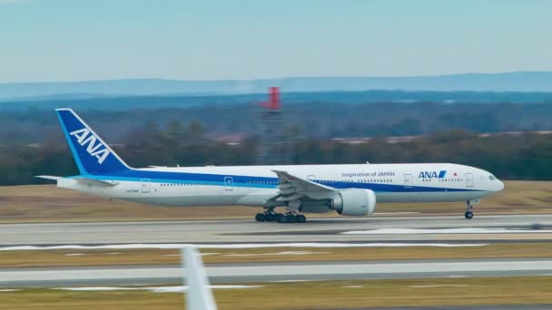 Filmaufnahmen Von Modernem Flugzeug Das Sich Auf Den Start Auf — Stockvideo