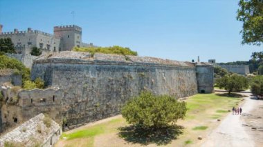 Güneşli Bir Günde Kale Duvarlarını Ziyaret Eden Turistlerle Antik Yunan Şehrinde Tarihi Eski Kent'in Kenarında Rodos Yunanistan Şövalyeleri Büyük Ustası Sarayı