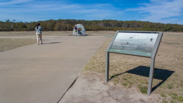 Sightseeing Bezoekers Het Wright Brothers National Park Met Monument Stone — Stockvideo