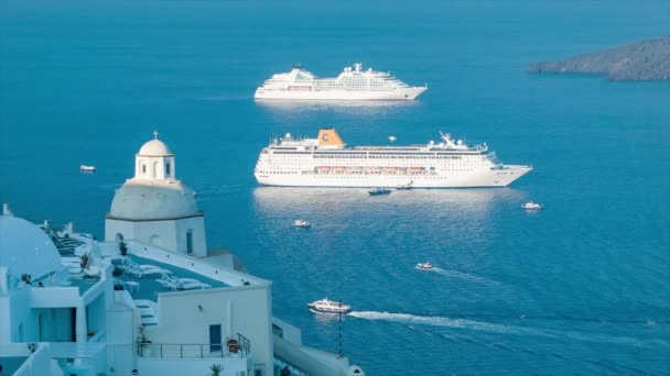 希腊圣托里尼的游轮在夏季旅游旺季从白城建筑地标与晨光俯瞰地中海 — 图库视频影像