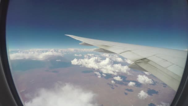 Flugzeugflügel Über Sich Bewegenden Wolken Aus Dem Passagierfenster Mit Trockener — Stockvideo