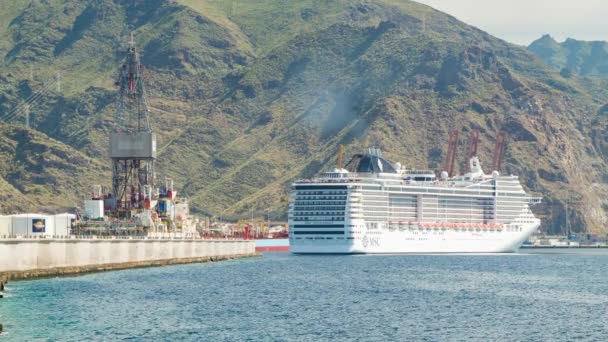Statek Wycieczkowy Msc Splendida Ciągnąc Teneryfy Port Wysp Kanaryjskich Industrial — Wideo stockowe