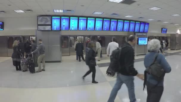 Telas Informações Voo Aeroporto Internacional Atl Hartsfield Jackson Frente Trem — Vídeo de Stock