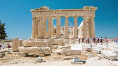 Güneşli Bir Günde Ziyaret Eden Turistlerle Atina Yunanistan'daki Akropolis'te Parthenon Yan Görünümü