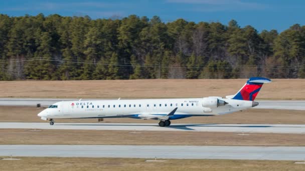 Delta Connection Crj700 Regionale Jet Airliner Close Taxiing Raleigh Durham — Stockvideo