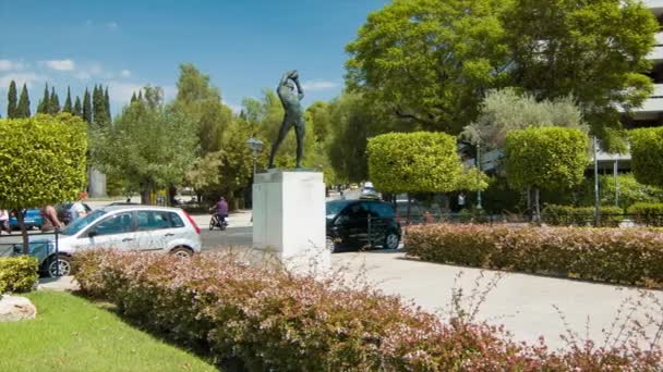 Atenas Grecia Estatua Olímpica Emblemática Que Representa Hombre Que Lanza — Vídeos de Stock