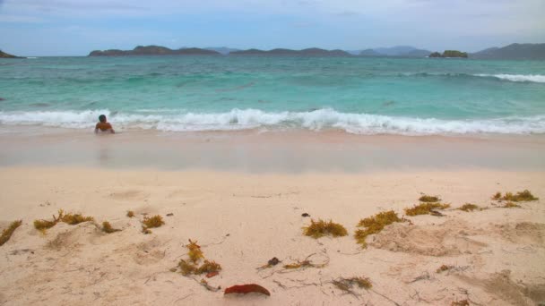 Exótica Escena Playa Con Niño Jugando Agua Tropical Bahía San — Vídeo de stock