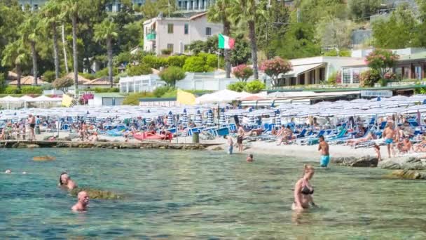 陶尔米纳西西里岛热门伊索拉贝拉海滨与游客游泳和享受伞椅著名的意大利度假小镇海滩 — 图库视频影像