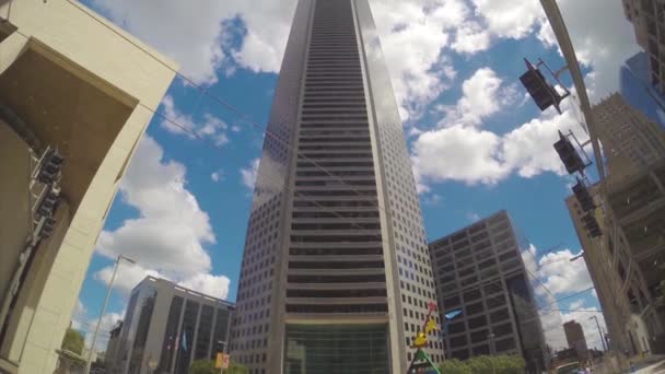 Jpmorgan Chase Tower Exterior Houston Texas Tilting Top Entrance Street — Stock Video