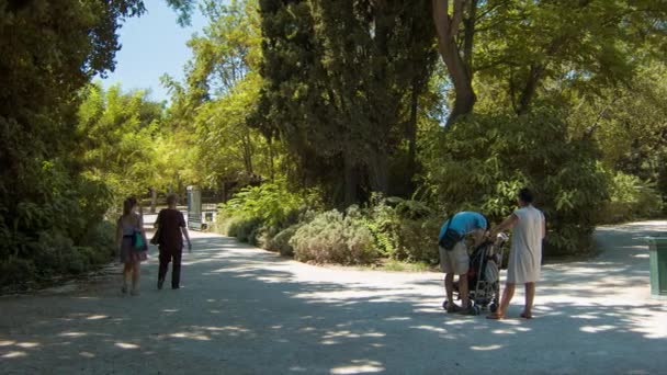 Atény Řecko Lidé Národních Zahradách Procházky Zelené Přírodě Stromy Rostlinami — Stock video