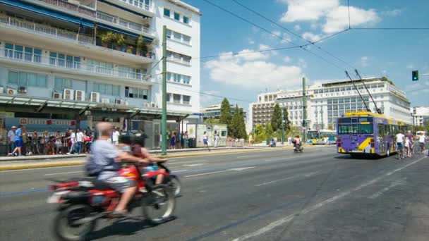 Aten Grekland City Street Traffic Med Fordon Och Människor Som — Stockvideo