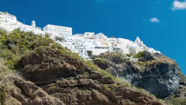 Santorini Grecia Edificios Blancos Acantilado Empinado Día Soleado Con Cielo — Vídeos de Stock