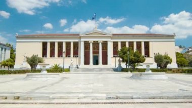 Atina Yunanistan Üniversitesi Tarihi Bina Ön Dış Bir Mavi Gökyüzünde Beyaz Bulutlar ile Güneşli Bir Günde
