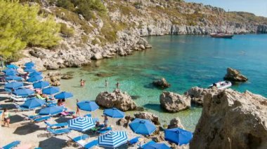 Rodos Yunanistan Turistler Akdeniz Yaz Sezonunda Güneşli Bir Gün boyunca Berrak Mavi Deniz Suyu ile Anthony Quinn Bay Zevk