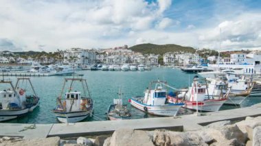 Puerto de la Duquesa Harbor Manilva İspanya Geniş Kurma Shot Balıkçı Tekneleri ve Yatlar ve Apartmanlar Arka Tepeler karşı