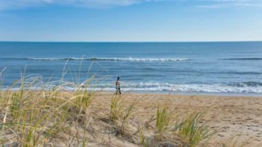 Baba ve Kızı Kuzey Carolina Sakin Hava ile Güneşli Bir Sabah Outer Banks Nc Beach Alone Yürüyüş