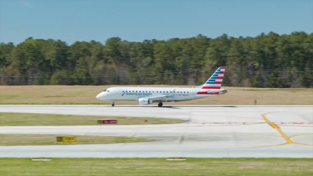 Amerikanischer Adlerfänger 170 Regionalflugzeug Auf Dem Internationalen Flughafen Raleigh Durham — Stockvideo