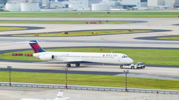 Delta Airlines Regional Jet Airliner Siendo Remolcado Atl Aeropuerto Internacional — Vídeo de stock