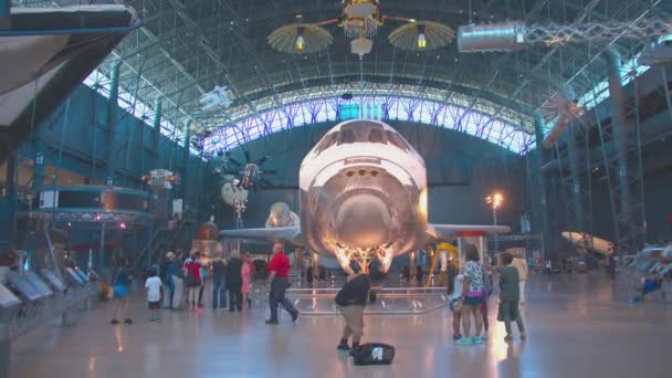 Washington Space Shuttle Discovery Display National Air Space Museum Udvar — Stock Video