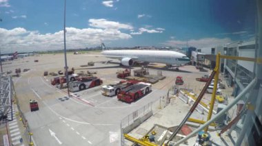 Cathay Pacific Boeing 777 Sydney Avustralya Havaalanı Terminal jetway Güneşli Bir Günde Yer Desteği ile çevrili park