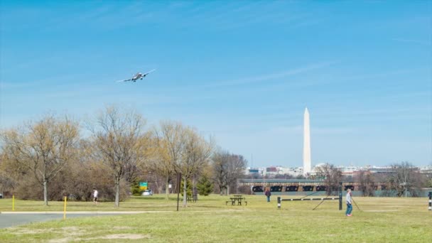 Imágenes Avión Moderno Despegando Del Aeropuerto Sobre Parque — Vídeos de Stock