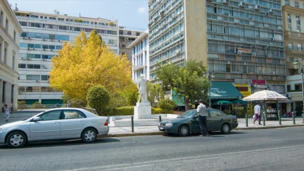 雅典希腊内城街道场景与秋天的彩色树木在建筑物外部和过往车辆交通前 — 图库视频影像