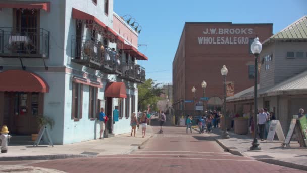 威尔明顿Nc历史河步道街场景与游客参观和探索流行的北卡罗来纳州市中心目的地 — 图库视频影像