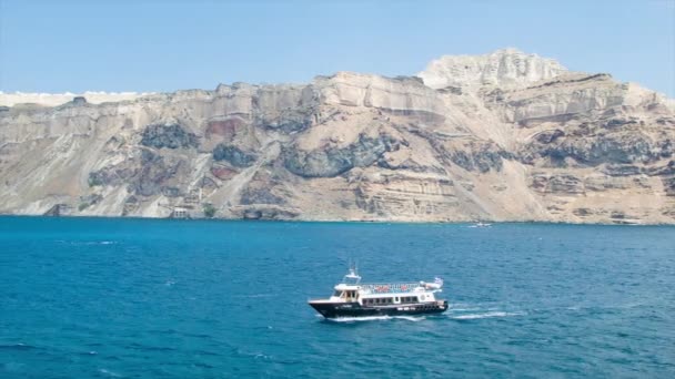 Santorini Görögország Ajánlati Hajó Caldera Vitorlás Sziget Meredek Cliff Coast — Stock videók