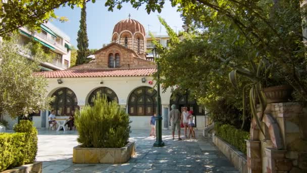 雅典希腊阿贾艾卡泰里尼教堂与访问观光游客与完美的希腊天气在夏季旅游季节 — 图库视频影像