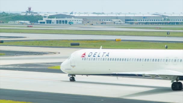 Aeroporto Atlanta Taxiing Delta Regionl Jets Dia Ensolarado Geórgia — Vídeo de Stock