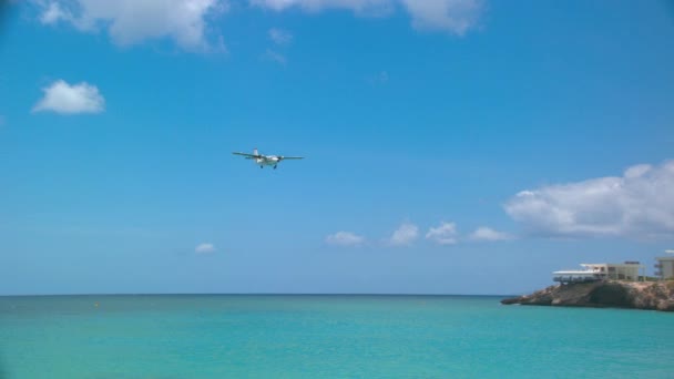 フィリップスバーグセントマールテンプライベートプレーンは カリブ海の晴れた日にマホビーチの人々の上にプリンセスジュリアナ国際空港Sxmで着陸 — ストック動画