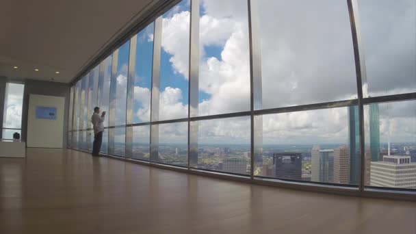 Houston Man Oglądanie Jpmorgan Chase Obserwacji Lounge Kierunku Downtown Buildings — Wideo stockowe