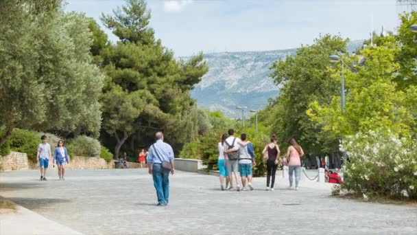 Atenas Grécia Jovem Viajante Turistas Caminhando Longo Dionysiou Areopagitou Rua — Vídeo de Stock