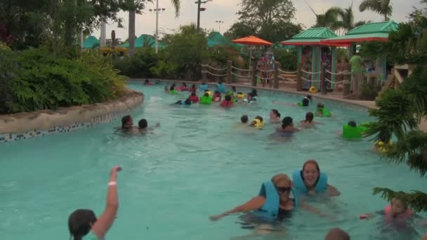 Beelden Van Mensen Die Tijd Doorbrengen Het Waterpark — Stockvideo