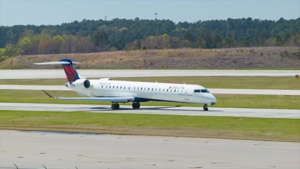 Delta Connection Canadair 600 Regional Jet Airliner Taxiing Aeroporto Internacional — Vídeo de Stock