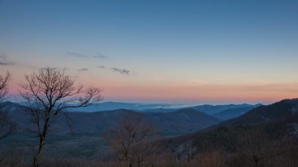 Crepuscolo Timelapse Del Blue Ridge Mountain Paesaggio Con Formazione Nuvole — Video Stock