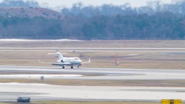 Aufnahmen Von Der Landung Eines Modernen Privatflugzeugs Auf Einem Flughafen — Stockvideo